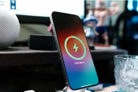 化隆苹果15换屏服务分享用什么充电器给iPhone15充电更好 