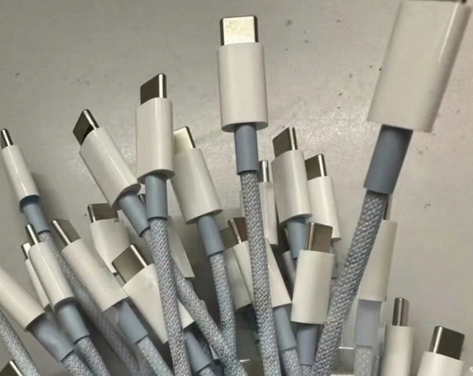 化隆苹果15维修店分享iPhone15USB-C数据线长啥样 